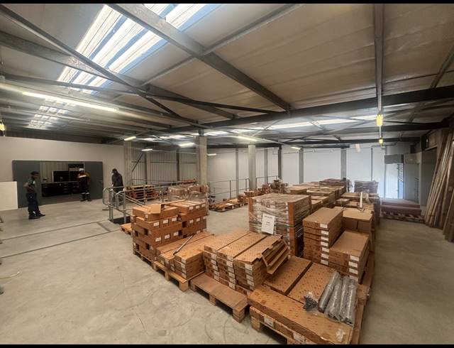 550M² WAREHOUSE TO LET IN STIKLAND INDUSTRIAL